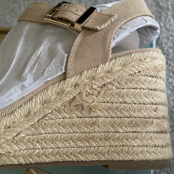 Elegant Beige Wedge Sandals - Picture 11 of 13